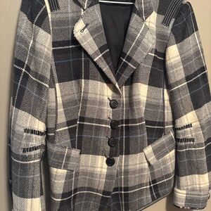 Blazer in 100% wool very cool design great with jeans size M with pockets light